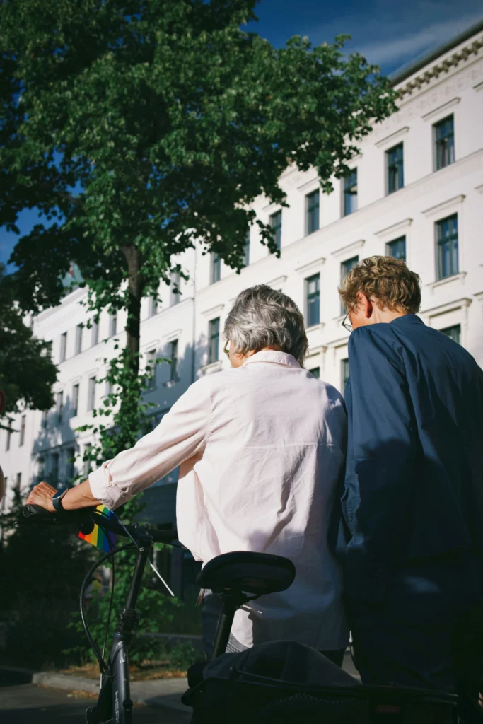 velo dans les rues de paris, accompagnement de personnes agées