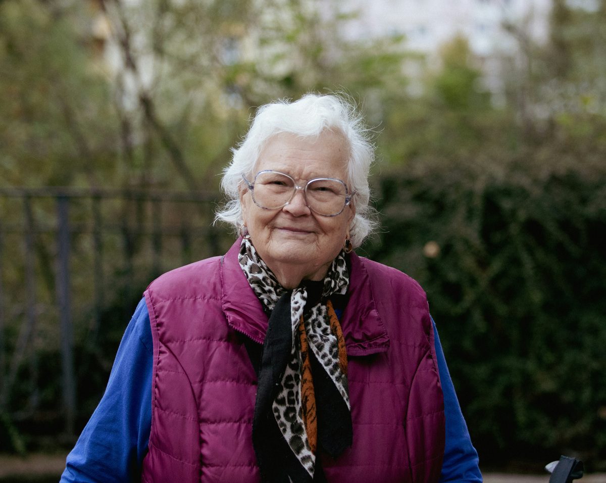denise, dame se promenant à paris avec stella maris