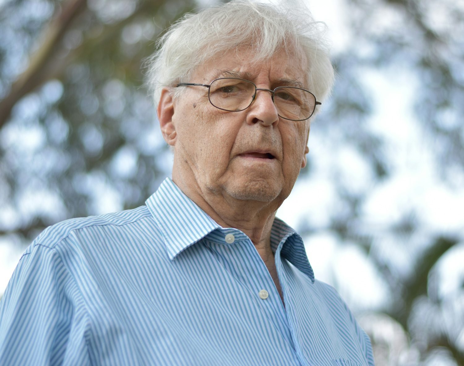 portrait de Eric, senior isolé sur paris