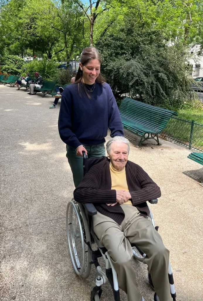 femme poussant une personne âgée pour l'aider